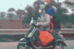 Clip: Cặp vợ chồng cho con trai đứng trên xe máy cả đoạn đường dài từ Mê Linh xuống Hà Nội với 'tốc độ bàn thờ'