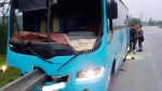 Xe khách biển Ninh Bình đâm xuyên lan can trên Quốc lộ 1A, tài xế nhập viện