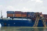Tàu chở container tông sập cẩu thi công cầu Phước Khánh