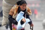Ít tháng sau bức ảnh chấn động, người mẹ trong hình chịu bi kịch 'xé lòng': Nghèo ở TQ đáng sợ tới mức nào?