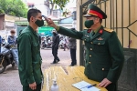 Thanh niên Hà Nội đi xét nghiệm SARS-CoV-2 trước ngày nhập ngũ