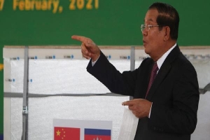 Rộ tin Campuchia bán giá 'cắt cổ' vaccine được Bắc Kinh viện trợ: Phnom Penh, Trung Quốc nói gì?