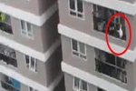 Hà Nội: 'Đứng tim' xem đoạn clip em bé trèo ra khỏi lan can ban công chung cư rồi rơi xuống, hàng xóm la hét hoảng hốt