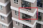 Clip: Khoảnh khắc khó tin khi 'siêu nhân đời thực' băng tường rào cứu sống bé gái rơi từ tầng 12 chung cư ở Hà Nội