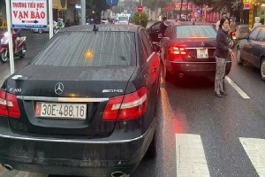 Cục CSGT vào cuộc vụ 2 ôtô Mercedes E300 trùng biển số lưu thông trên đường Hà Nội