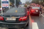 Tạm giữ hai ôtô Mercedes 'giống nhau như hai giọt nước' trên phố Hà Nội