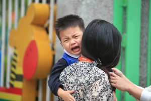 Học sinh Hà Nội đến trường ngày đầu tiên sau Tết: Háo hức nhưng vẫn buồn ngủ, có em khóc sướt mướt vì chưa quen với việc dậy sớm trở lại