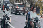 Ngang nhiên lao ngược chiều lên cầu, nữ tài xế bị xe cứu thương dạy cho một bài học