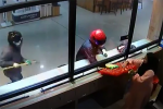Video 2 tên cướp hì hục đập mãi không vỡ được tủ kính tiệm vàng, nhân viên từ bên trong nhanh nhảu hành động khiến dân mạng 'giật mình'