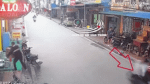 Nam Định: Nam sinh chạy xe máy, đâm người đàn ông ngã văng xuống đường