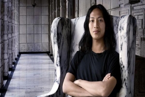 Nhà thiết kế gốc Á nổi tiếng Alexander Wang lại bị một nam sinh viên tố tấn công tình dục với hành động biến thái giữa chốn đông người