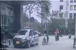 Khoảnh khắc tài xế taxi mở cửa 'đẩy' thanh niên chạy xe máy vào tình thế nguy nan