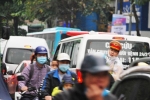 Hà Nội: Xe cấp cứu rú còi như 'gào thét' chỉ cách bệnh viện vài trăm mét, CSGT phân luồng trong vô vọng giữa đám đông tắc đường 'không lối thoát'