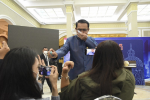 Bị hỏi khó, thủ tướng Thái phun thuốc sát khuẩn vào mặt phóng viên