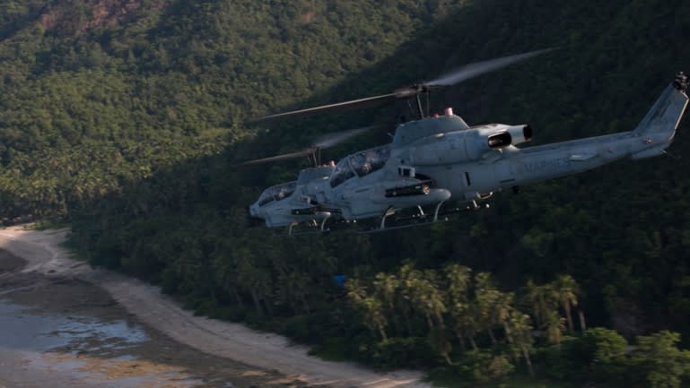 Trực thăng AH-1W của thủy quân lục chiến Mỹ hoạt động gần căn cứ không quân Clark, Philippines. Ảnh: Bộ Quốc phòng Mỹ.
