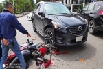 Đâm trúng Mazda CX5, thanh niên vội vứt xe máy bỏ chạy - nhìn hiện trường, tất cả đều hiểu lý do