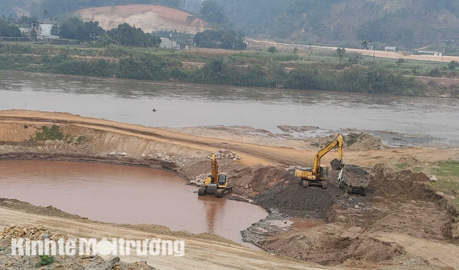 Lợi dụng làm dự án kè tả Sông Hồng, doanh nghiệp ngang nhiên khai thác tài nguyên gây ô nhiễm môi trường. Chiếc máy xúc lấy cát từ sông lên thùng xe để vận chuyển ra ngoài.