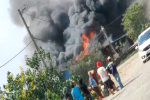 CLIP: Ngôi nhà bốc cháy dữ dội kèm tiếng nổ lớn ở TP Thủ Đức, người dân hoảng sợ di chuyển