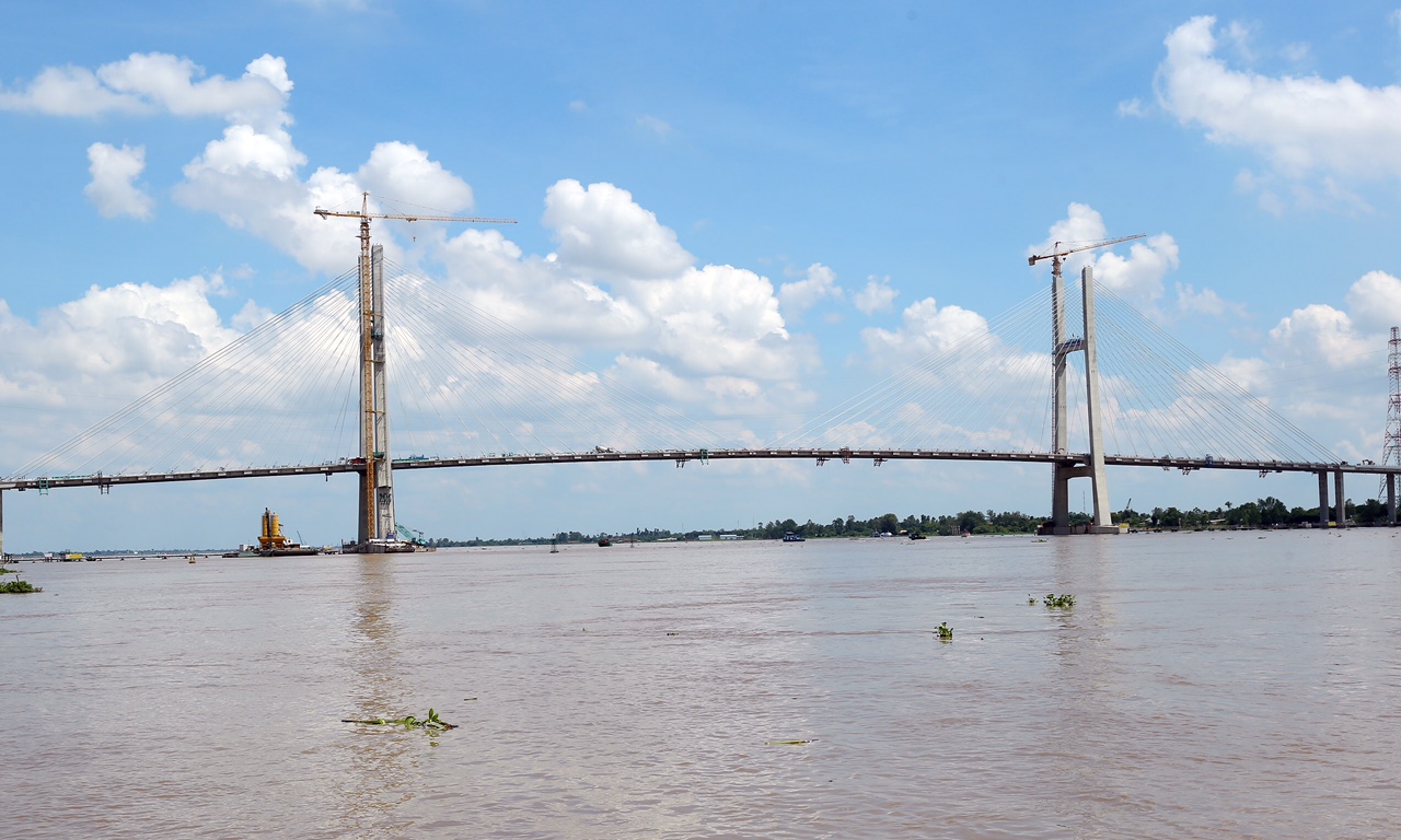 Hai trụ tháp chữ H của cầu Cao Lãnh tượng trưng cho sự kết nối giữa hai nước Việt Nam và Australia khi xây cầu. - Ảnh: VGP/Huy Hùng