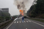 Đang lưu thông trên cao tốc Nội Bài - Lào Cai, xe container bất ngờ cháy trơ khung sắt