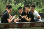 Ban quản lý chùa Hương nói gì trước tình trạng du khách đánh bài trên thuyền?
