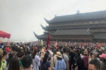 Phó trụ trì chùa Tam Chúc lên tiếng về việc 5 vạn người dân chen chúc tới chùa
