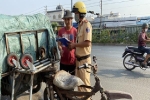 Bị CSGT TP.HCM xử phạt vì đi xe cà tàng, nam thanh niên chở nước đá khóc mếu máo xin 'tha'