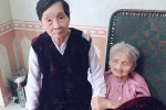 Cụ bà 100 tuổi bật khóc, nắm chặt tay chị gái 103 tuổi ốm nặng: 'Em thương chị quá, để em hát chị nghe...'