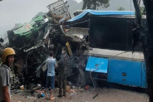 Hiện trường kinh hoàng vụ tai nạn giữa xe khách và xe tải ở Hòa Bình làm 3 người chết, 1 người bị thương