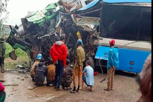 Xác định danh tính 3 người tử vong trong vụ tai nạn nghiêm trọng giữa xe khách và xe tải ở Hoà Bình