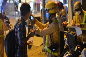 Tài xế xe máy ở Hà Nội uống 2 cốc bia bị phạt 7 triệu đồng: 'Được các anh CSGT kiểm tra, giữ xe cũng tốt mà'