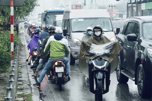 Những kiểu 'lách luật' tại một điểm tắc đường kinh niên của Hà Nội