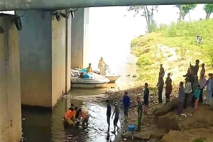 Huế: Người dân ngỡ ngàng khi nam thanh niên bất ngờ gieo mình từ trên cầu xuống sông Hương tự tử