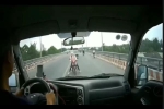 Clip: 'Nữ ninja' đối đầu ôtô tải, đâm nứt kính trước khiến tài xế thất kinh