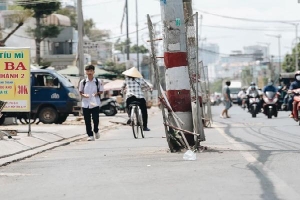 Chuyện kỳ lạ ở Sài Gòn: Cả trăm cột điện 'đi lạc' xuống giữa đường, người dân luồn lách như 'làm xiếc'