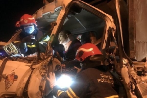Xe tải đâm kinh hoàng vào xe đầu kéo trên cầu Thanh Trì, 3 người mắc kẹt trong cabin