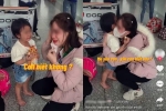 Người mẹ ôm con khóc nức nở ở sân bay khiến dân mạng xúc động