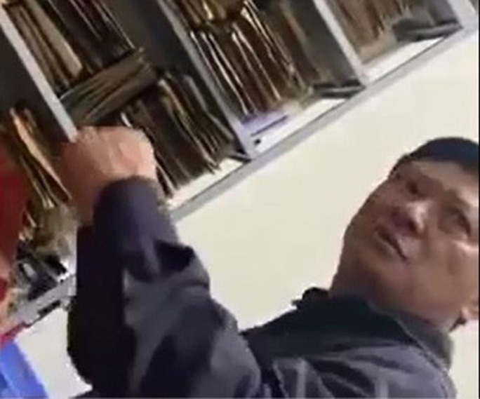 Ông Tô Chí Dũng tại trụ sở Công an xã Vũ Ninh, huyện Kiến Xương, tỉnh Thái Bình - Ảnh cắt từ clip