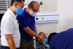 CLIP: HLV Park Hang-seo nắm chặt tay Đỗ Hùng Dũng khi đến bệnh viện thăm học trò