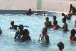 Thấy hành vi lạ của 2 thầy giáo với các nữ sinh ở bể bơi, người phụ nữ lập tức gọi cảnh sát