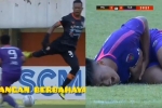 Thủ môn đạp thẳng vào bụng đối phương gây chấn động bóng đá Indonesia