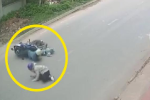 Clip: 2 vợ chồng cùng con nhỏ đèo nhau trên xe máy bỗng ngã văng xuống đường, vệt đỏ trên cổ hé lộ nguyên nhân hãi hùng