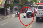 2 bé gái dắt tay nhau chạy băng qua đường bị ô tô đâm văng, khoảnh khắc vụ tai nạn khiến phụ huynh 'rụng rời'