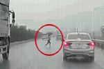 Clip: Cầm ô băng qua đường cao tốc, nữ công nhân bị ô tô tông văng