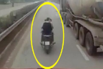 Clip: Nam thanh niên vừa chạy xe máy vừa tạt đầu container trêu ngươi tài xế để 'lấy le' với bạn gái