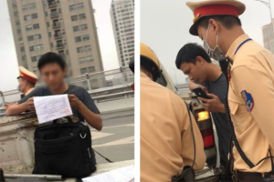 Hà Nội: Xin bỏ qua lỗi vi phạm không được, tài xế xe Innova rút điện thoại livestream CSGT lên mạng xã hội