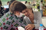CLIP: Người mẹ 73 tuổi khóc ngất trước 6 quan tài vụ cháy nhà ở TP Thủ Đức
