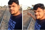 Kết cục kinh hoàng cho thanh niên đứng sát đường ray cầm điện thoại selfie khi tàu đang lao tới