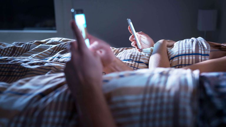 Không nên sử dụng điện thoại trước khi đi ngủ. Ảnh: Internet.