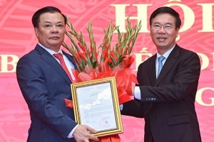 Ông Đinh Tiến Dũng nhận quyết định làm Bí thư Thành ủy Hà Nội